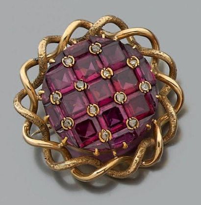 Broche ronde en or jaune 18k (750) ornée...