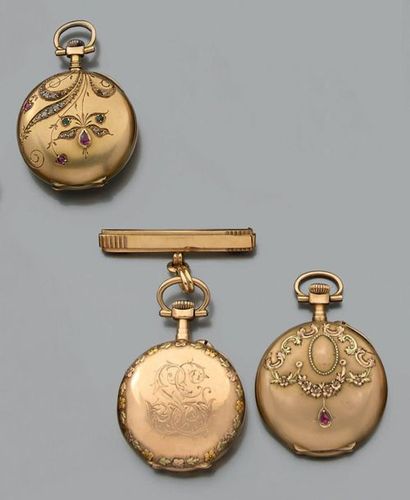 Trois montres de col en or jaune 18k (750)...