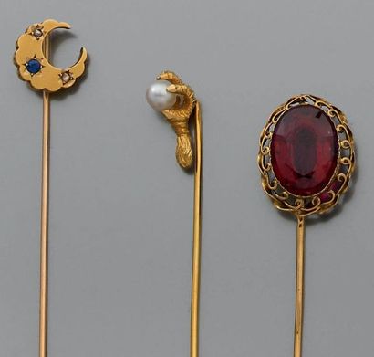 Quatre épingles de cravate en or jaune 18k...