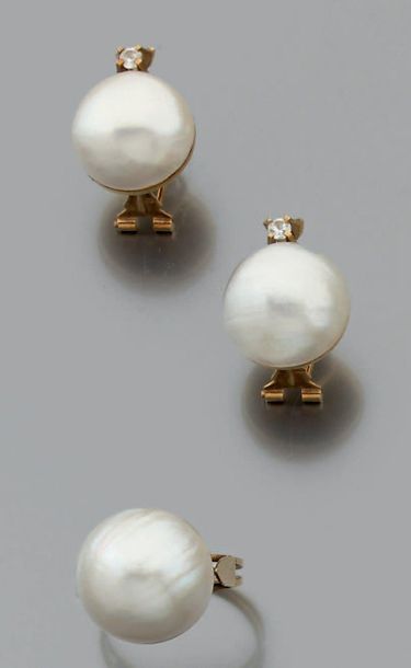 Bague et paire de clips d'oreille en or jaune...