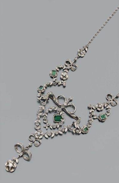 Collier en or gris 18k (750) à décor de guirlandes,...
