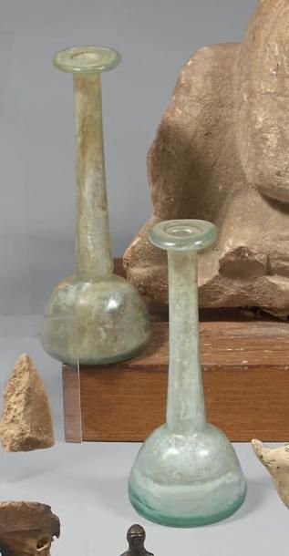 Deux unguentarium à corps campaniforme et...