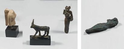 Lot composé de trois statuettes votives représentant...