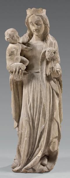 Vierge couronnée à l'Enfant en pierre sculptée,...