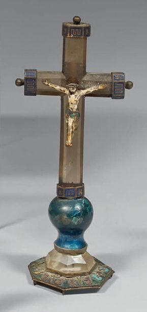 Petite croix en cristal fumé portant un Christ...