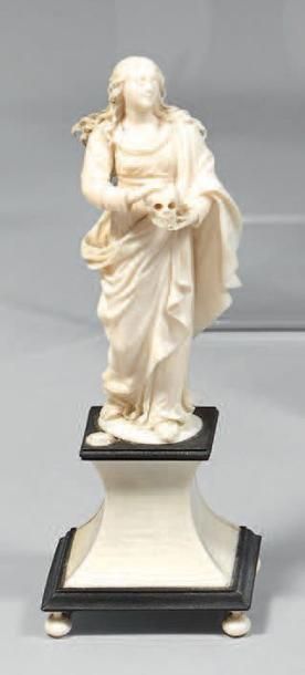 Statuette en ivoire finement sculpté d'une...