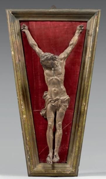 Christ en terre cuite laquée au naturel....