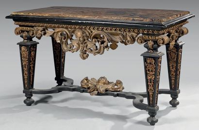 Importante table console en bois noirci partiellement...