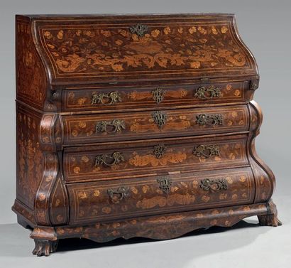 Commode scriban en placage de noyer incrusté...