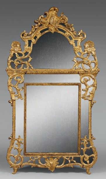 Important miroir en bois doré à fronton décoré...