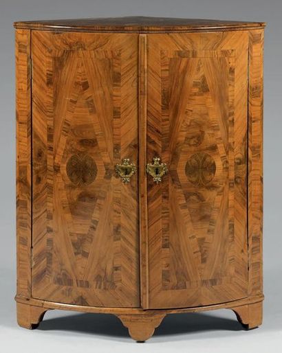 Encoignure en placage de bois fruitiers,...