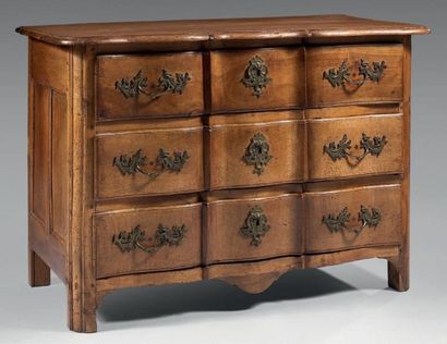 Commode en noyer à façade en arbalète ouvrant...