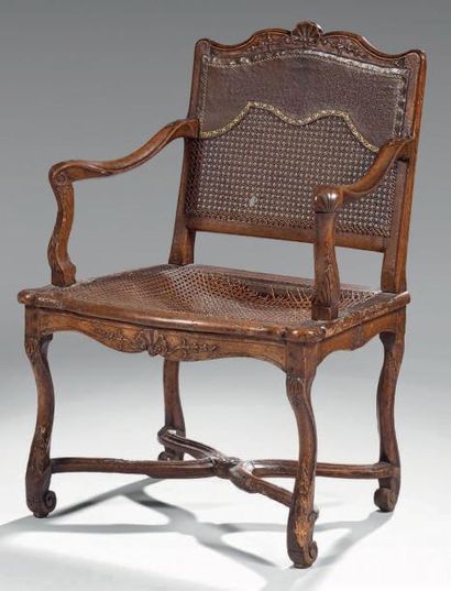 Fauteuil canné en bois naturel, le haut du...