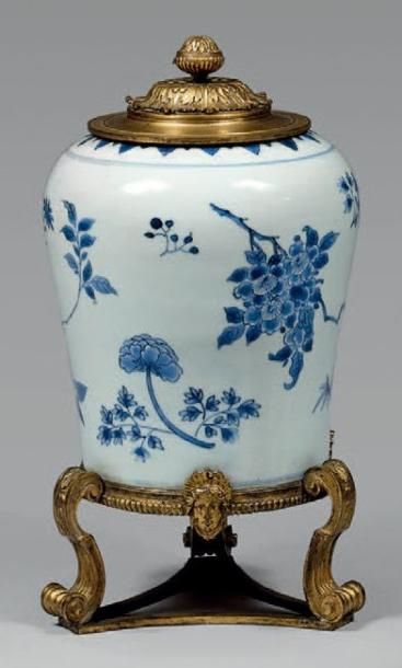 Potiche en porcelaine de Chine en bleu et...