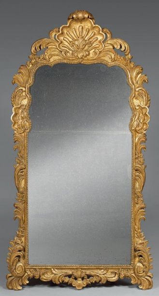 Miroir à fronton à découpe chantournée sculpté...