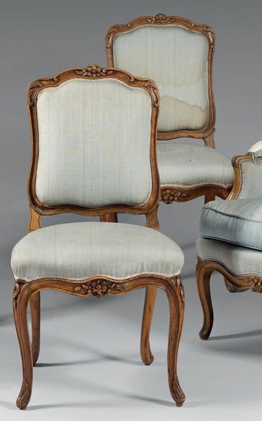 Paire de chaises à dossier plat mouvementé...