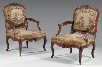 Paire de larges fauteuils à dossier plat...