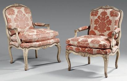 Deux larges fauteuils bas en bois laqué à...