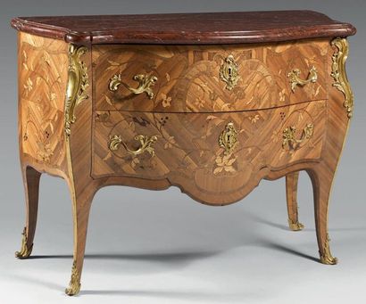 Commode à façade et côtés galbés en placage...