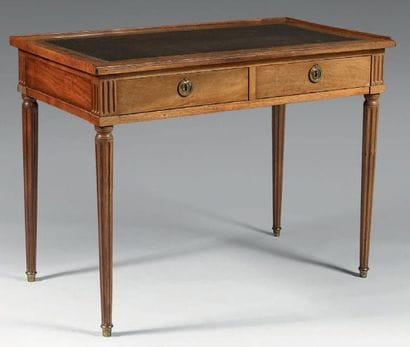 Petite table bureau en acajou ouvrant à deux...