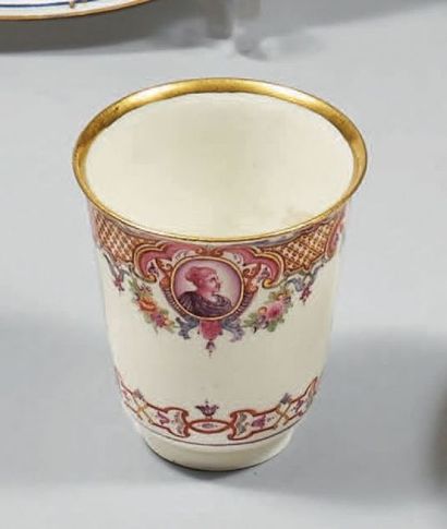 VIENNE, vers 1740
Rare gobelet en porcelaine,...