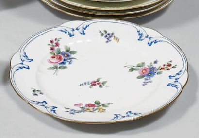 SEVRES, XVIIIème siècle
Assiette en porcelaine...