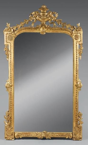Important miroir en bois doré, surmonté d'une...