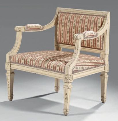 Fauteuil bas en bois relaqué à dossier rectangulaire...