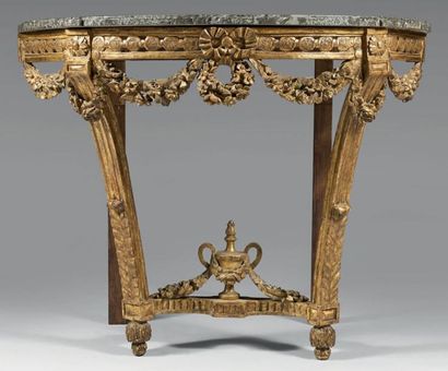 Console demi-lune en bois doré, la ceinture...