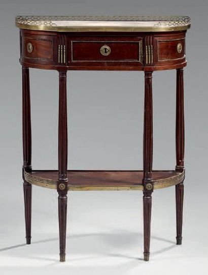 Petite console à façade droite et côtés arrondis...
