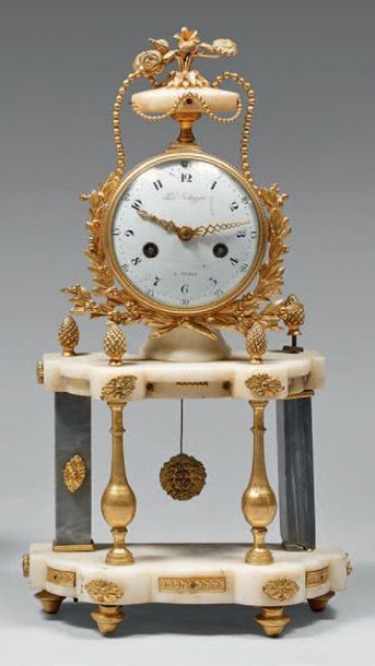 Petite pendule portique en marbre noir et...