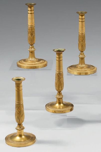 Rare suite de quatre flambeaux de deux tailles...