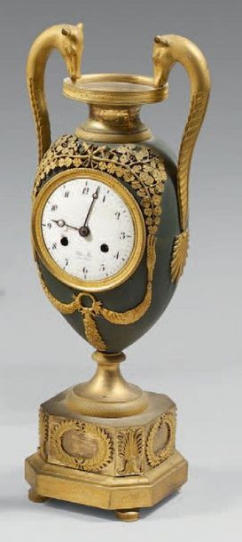 Pendule dans un vase ovoïde en bronze de...