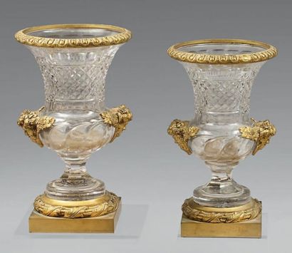 Paire de vases Médicis en cristal taillé...