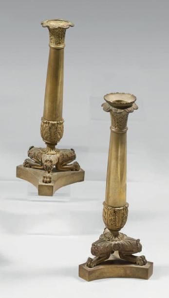 Paire de flambeaux en bronze doré à fût balustre...