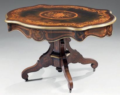 Table oblongue de salon en bois noirci. Le...