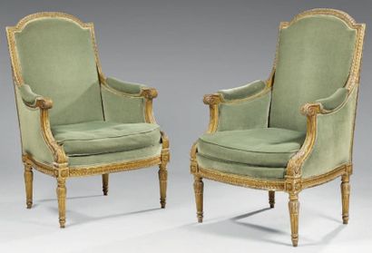 Paire de larges bergères en bois doré à dossier...