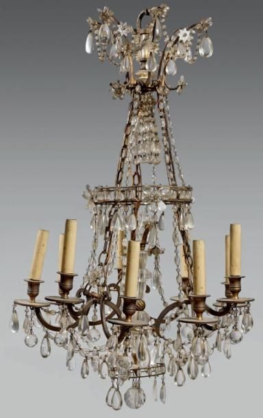 Lustre en bronze doré et pendeloques de cristal...