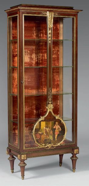 Vitrine en acajou ouvrant à deux portes enserrant...