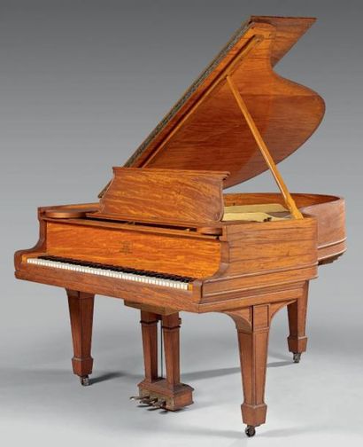 Piano demi-queue en placage de citronnier...