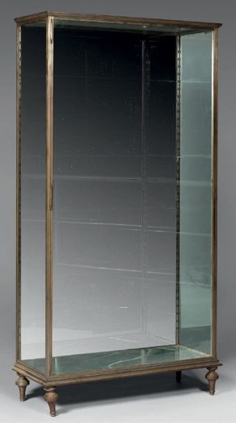 Paire de vitrines en acier. L'intérieur à...