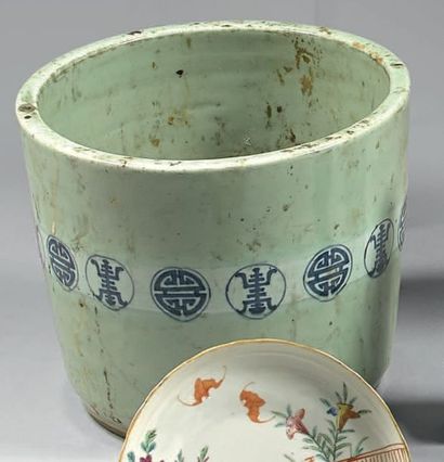 CHINE - Vers 1900
Jardinière de forme ronde...