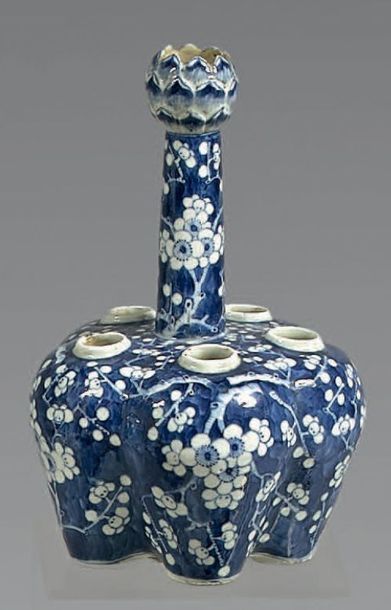 CHINE - XIXème siècle
Tulipière en porcelaine...