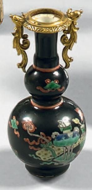 CHINE - XIXème siècle
Petit vase de forme...