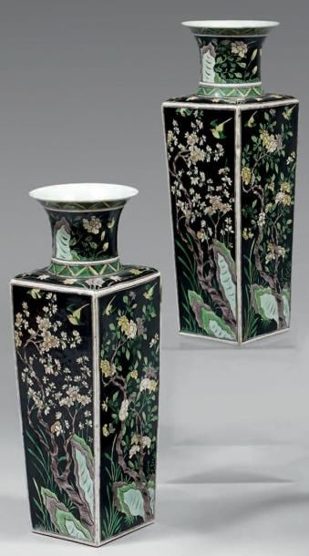 CHINE - XIXème siècle
Paire de vases de forme...