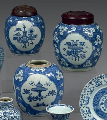 CHINE - EPOQUE KANGXI (1662 - 1722)
Trois...