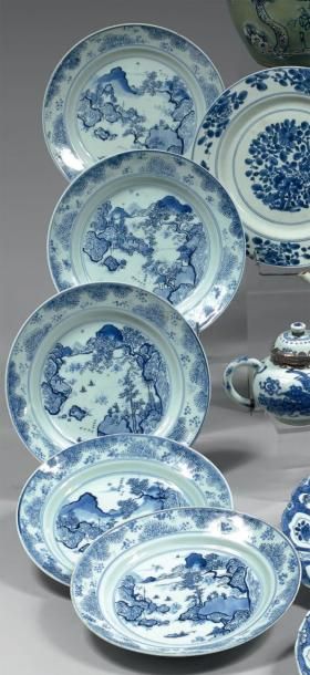 CHINE - EPOQUE KANGXI (1662 - 1722)
Ensemble...