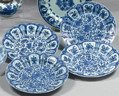 CHINE - EPOQUE KANGXI (1662 - 1722)
Ensemble...