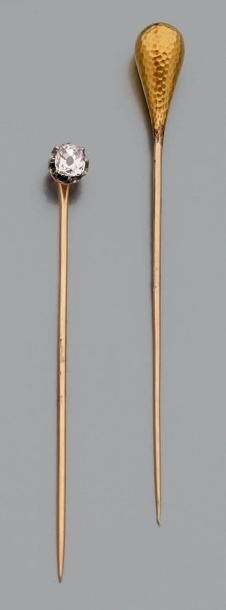Deux épingles de cravate en or jaune (750),...