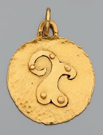 Médaille en or jaune (750) martelé appliqué...